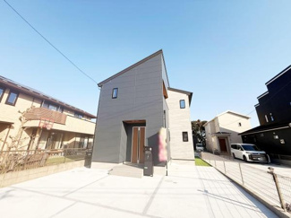 スタイリッシュな外観が印象的な住宅です。広々とした前面スペースがあり車の出し入れも快適に行えます。直線的なデザインが現代的な雰囲気を演出しています。周囲との調和も感じられます。