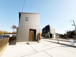 広々とした前面スペースが特徴の現地写真です。すっきりとした外観が印象的で周囲も開放感があります。駐車スペースも広く設けられており利便性が感じられます。陽当たりも良好で明るい雰囲気が伝わります。