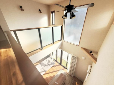 吹き抜けの空間が開放感を演出しています。大きな窓からたっぷりと光が差し込む明るい室内です。室内の風通しにも配慮されています。シーリングファンが設置され快適に過ごせます。眺望も楽しめる作りです。