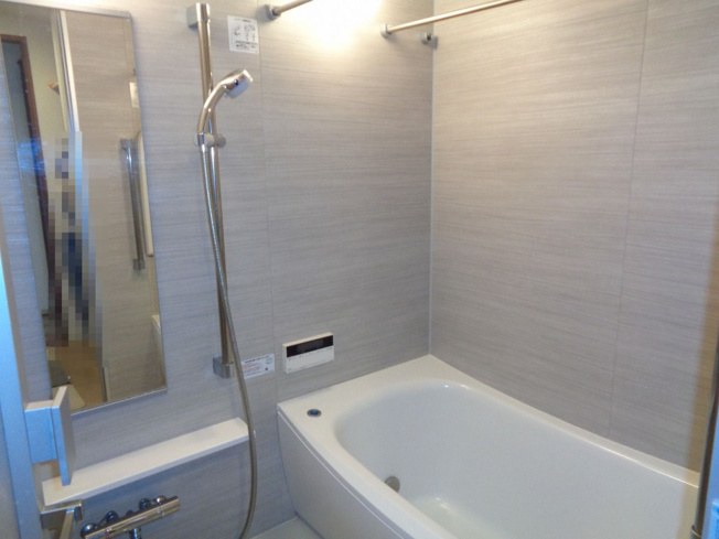 半身浴もゆっくり楽しめる広々浴室です。
