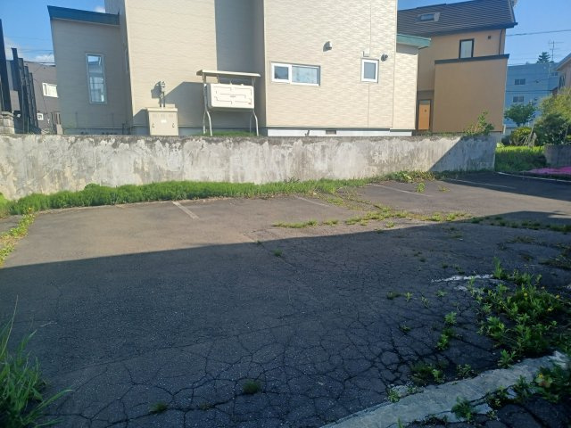 春日町３店舗付き住宅【駐車場】