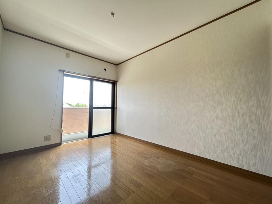 グレース手鎌【洋室】洋室は南向きでリビングとしても使えます！