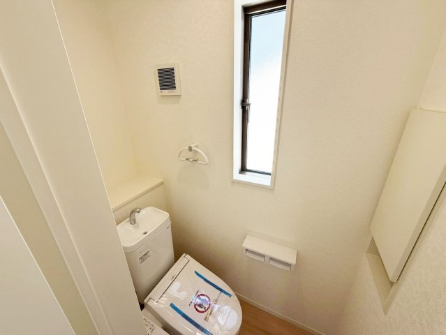 スマートなデザインのトイレは、見た目にも広さとゆとりを感じることができます。