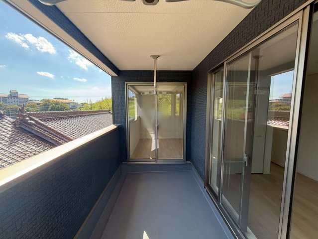 広々したバルコニーは洗濯干しに助かります
