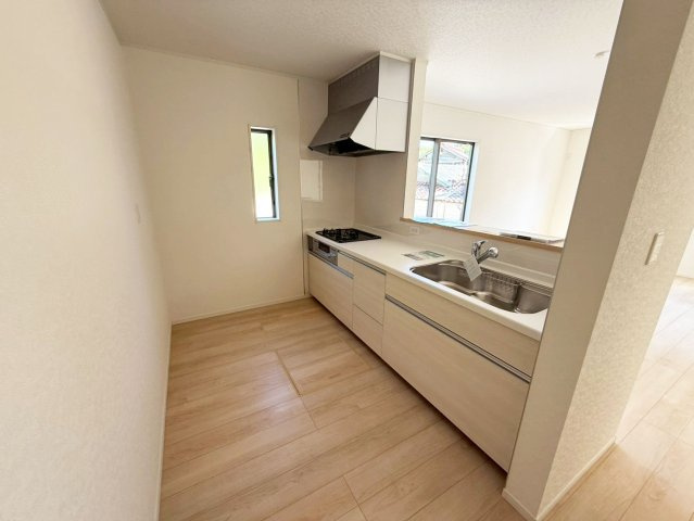 対面キッチンなので、調理や洗い物をしながらリビングダイニングを見渡せます。