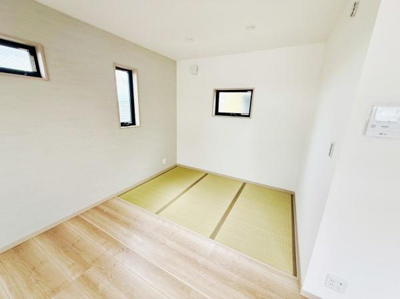 落ち着いた雰囲気の和室が設けられています。シンプルな内装で用途に合わせて使いやすい空間です。小窓から光が差し込み明るさも確保されています。畳の香りが漂う心安らぐ和のスペースです。