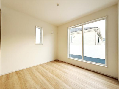 大きな窓から自然光がたっぷり入り明るい雰囲気が広がります。シンプルで使いやすい洋室は家具の配置もしやすい設計です。床の色味が落ち着いた印象を与えさまざまなインテリアと調和します。