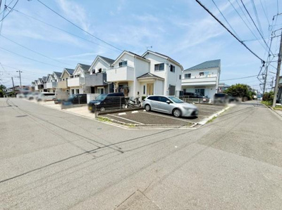 前面道路は広々としており車の出入りがしやすい環境です。周囲は住宅街が広がり穏やかな雰囲気が印象的です。敷地にはゆとりが感じられ駐車スペースも確保されています。