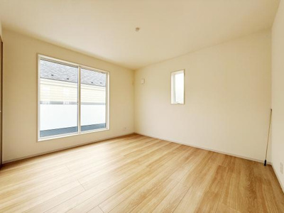 大きな窓からたっぷり光が差し込む洋室です。ナチュラルなフローリングが空間をやさしく演出しています。シンプルな内装なので好みに合わせてコーディネートしやすいです。天井も高めで開放感を感じられます。