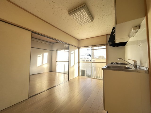 アイコーポ【居間・リビング】窓を開けたらベランダで、外の風が気持ちよいです！