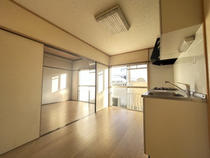 アイコーポ【居間・リビング】窓を開けたらベランダで、外の風が気持ちよいです！