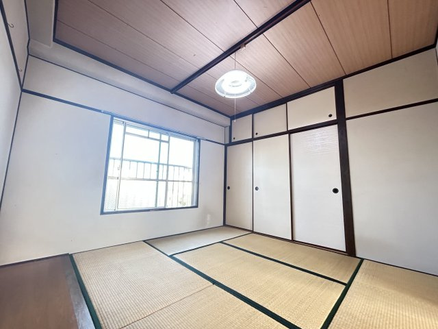 アイコーポ【和室】押入れがあり、日用品や布団など収納できます