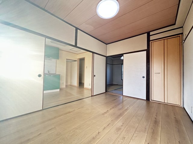 アイコーポ【居間・リビング】6帖の洋室です。エアコンが付いており、快適です。