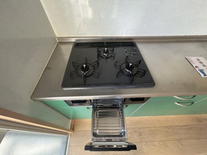 アイコーポ【キッチン】三口コンロで、グリル付きです。料理がはかどりますね！