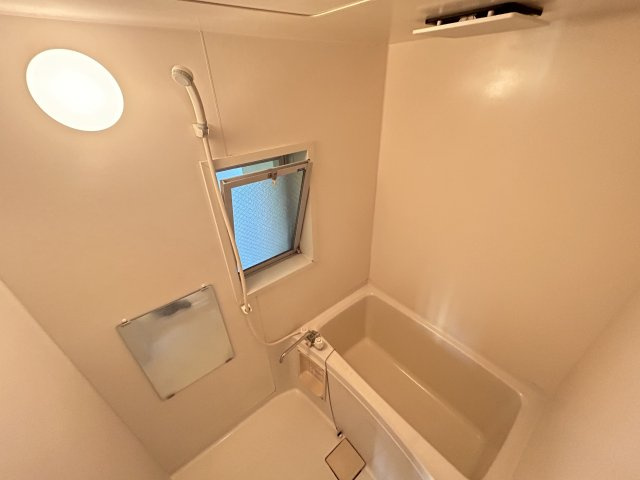 アイコーポ【浴室】窓が付いているので換気しながら掃除をすることができます！