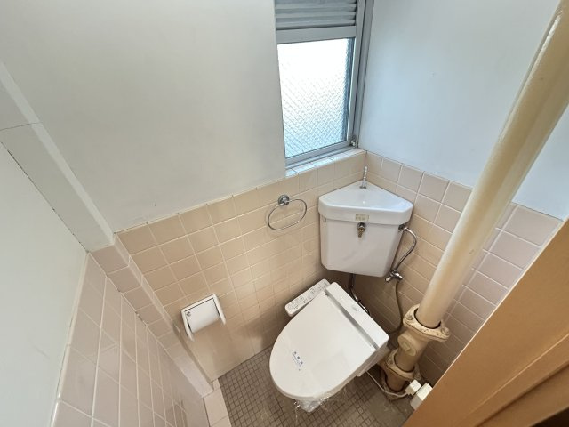 アイコーポ【トイレ】温水洗浄便座付きです！小窓が付いてあるので、換気ができます！