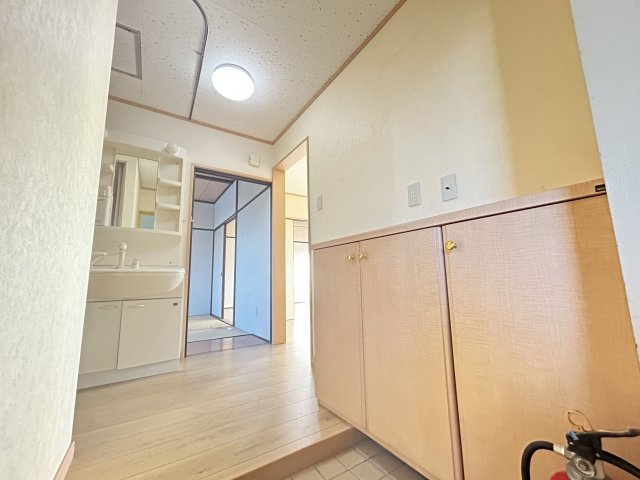 アイコーポ【玄関】靴を収納できるシューズボックスがあります。とても便利です。