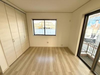 窓から光が差し込む明るい洋室です。収納スペースが豊富で整理整頓がしやすい空間となっています。ナチュラルなフローリングが室内をすっきりと見せてくれます。清潔感あふれる内装が魅力的な洋室です。