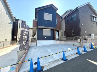 スタイリッシュな外観が目を引く戸建です。バルコニーがしっかりと設けられ開放感のあるデザインが魅力的です。採光に優れた窓が並び明るい印象を与えます。周囲の住宅とも調和した落ち着いた佇まいです。