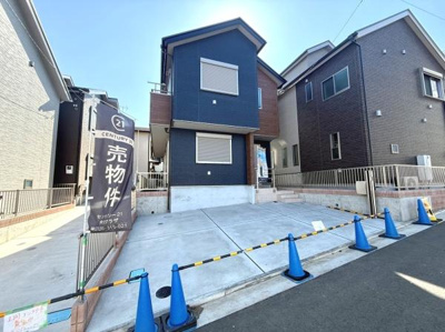 スタイリッシュな外観が目を引く戸建です。バルコニーがしっかりと設けられ開放感のあるデザインが魅力的です。採光に優れた窓が並び明るい印象を与えます。周囲の住宅とも調和した落ち着いた佇まいです。