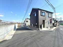 角地に位置することで開放感があります。外観は落ち着いた色合いで現代的なデザインが特徴的です。周辺の道路も広々としており日当たりも期待できます。