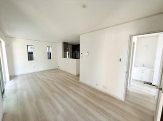 明るい色合いのフローリングが空間を広く見せてくれます。リビングは窓が多く採光に優れています。隣接するスペースとのつながりがスムーズです。使いやすいレイアウトのリビングです。