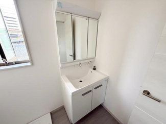明るい採光が入る洗面所ですっきりとしたデザインが特徴です。収納スペースも備わっており日常使いに便利です。洗面台は清潔感のあるホワイトカラーとなっています。室内全体がシンプルで使いやすい雰囲気です。