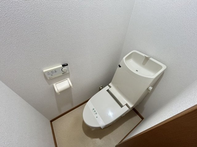 プリミエール吉野【トイレ】窓があるので、換気ができ、ニオイがこもりません