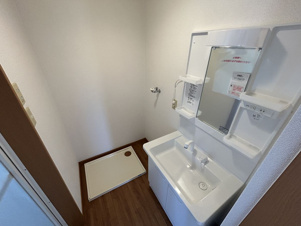 プリミエール吉野【洗面所】独立洗面台です！朝の身支度には欠かせませんね