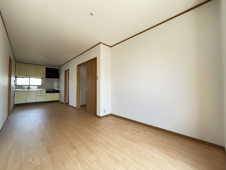 プリミエール吉野【居間・リビング】ダイニングテーブルをおいても余裕がある広さですね！