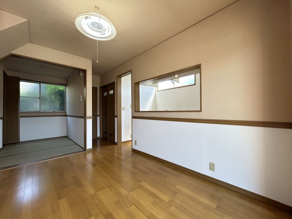 三池コーポ【居間・リビング】カウンターキッチンの為、毎日の家事が楽しくなりますね！