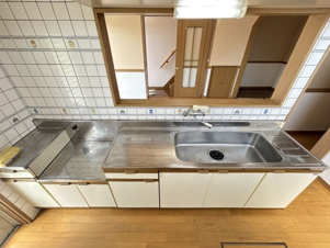 三池コーポ【キッチン】お子様の様子を常に確認しながらお料理できますね