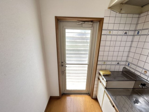 三池コーポ【キッチン】カウンターキッチンの横には勝手口付きで使い勝手が良いですね