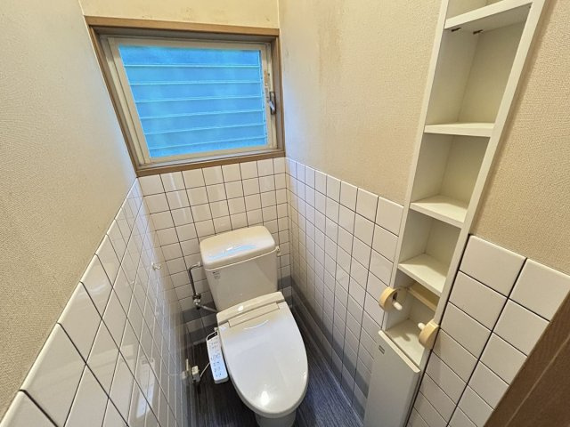 三池コーポ【トイレ】温水洗浄便座付きです！収納棚があり、小物の収納に便利です！