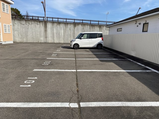 ラッキーストーリッジⅠ【駐車場】