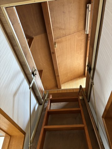 南山貸家【その他】屋根裏（ロフト）入り口です。
