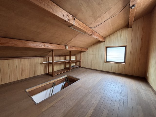 南山貸家【収納】屋根裏にも窓もあり、光が差し込みます。