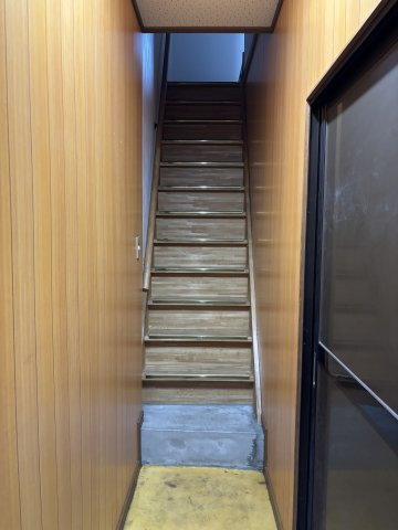 南山貸家【共有部分】2階の賃貸部分に上がる階段です。