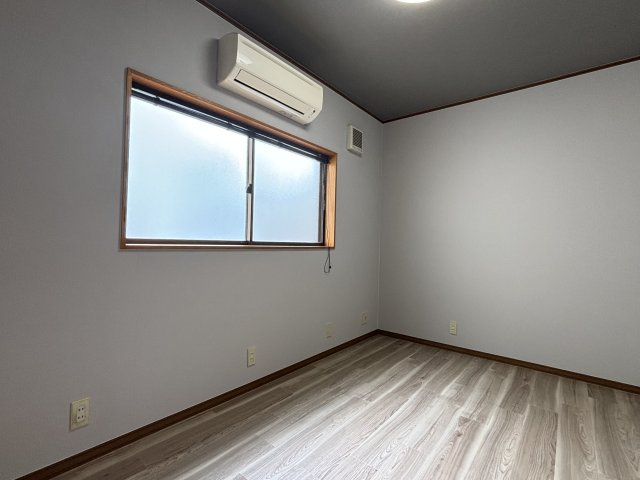 南山貸家【洋室】エアコン、窓付きの洋室です。