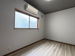 南山貸家【洋室】エアコン、窓付きの洋室です。