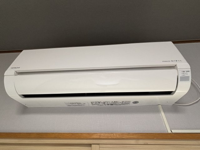 南山貸家【設備】リビングにもエアコンが付いております。