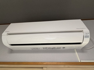 南山貸家【設備】リビングにもエアコンが付いております。