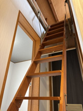 南山貸家【設備】屋根裏（ロフト）の階段です。普段は収納できます。
