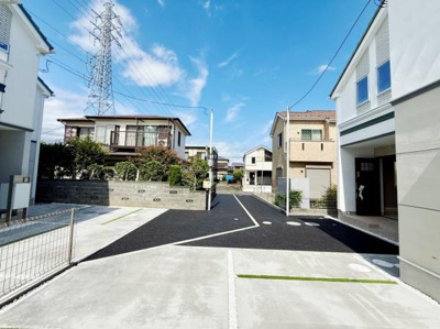 前面道路は舗装されており移動しやすい環境です。周辺の住宅は整っていて落ち着いた街並みが広がっています。道路幅も確保されているため車の出入りもスムーズです。