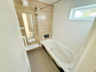 広々としたバルコニーは開放感のある空間が魅力です。周囲の住宅街を見渡すことができます。壁面も高く安心してご利用いただけます。スッキリとしたデザインは使い勝手も良好です。