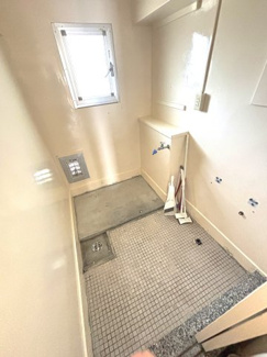 自由な用途でご利用可能な収納スペースです。小窓付きで換気することができるので湿気やにおいがこもりにくく、空間を衛生的に保つことができます。