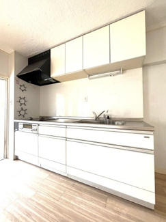 明るく清潔感のあるキッチンです。
充実した収納で作業スペースを広く確保できるので、毎日の調理が快適に♪