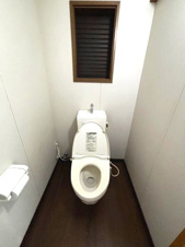 東近江市栗見出在家町の中古一戸建【トイレ】手洗いも一体になったトイレでとても使いやすいです。