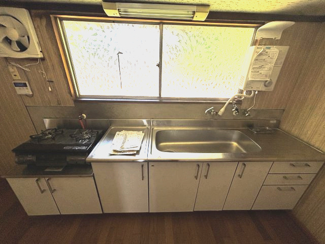 東近江市栗見出在家町の中古一戸建【キッチン】コンロは新調しております♪