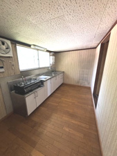 東近江市栗見出在家町の中古一戸建【キッチン】横に広いキッチンになってます。